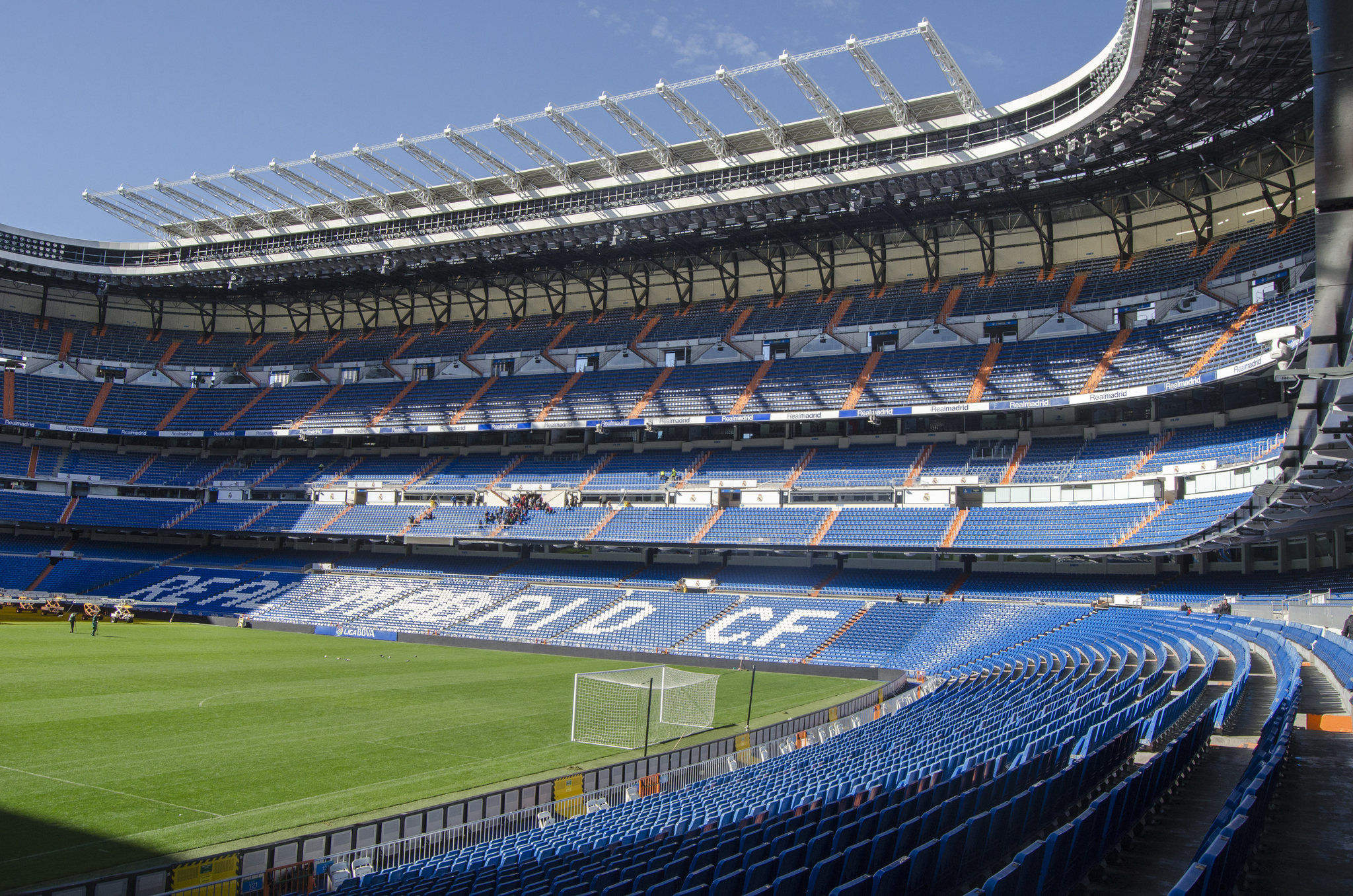 Сантьяго бернабеу вместимость. Сантьяго Бернабеу. Santiago Bernabeu Stadium. Реал Мадрид Сантьяго Бернабеу. Стадион Реал Мадрид.