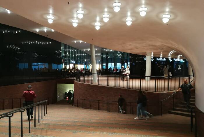 Elbphilharmonie Plaza | Flickr: Aleksandr Zykov CC-BY-SA 2.0