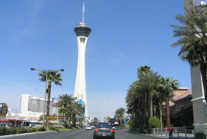 Las Vegas Strip con Stratosphere Tower | Flickr: Abir Anwar CC BY 2.0