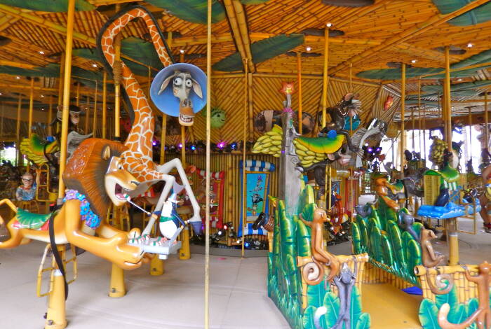 King Julien's Beach Party Go-Round Carousel | Photo: Flickr, Studio Sarah Lou - CC-BY-SA 2.0