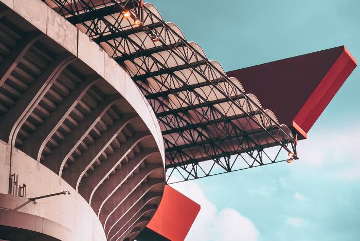 Caratteristica distintiva dello stadio Giuseppe Meazza | Unsplash: Ryan Klaus