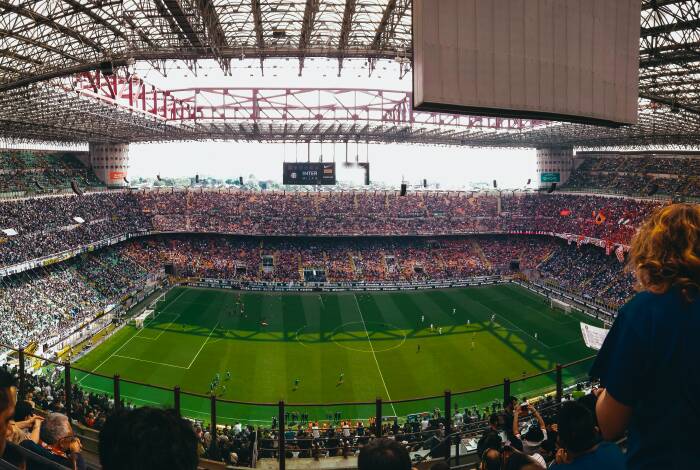 Campo di calcio allo Stadio Giuseppe Meazza | Foto: Unsplash, Tomas Peršolja