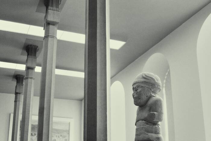 Exhibition in the Pergamonmuseum | Photo: Unsplash, Girl with red hat