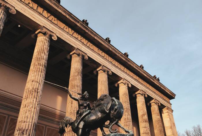 In front of the Alte Museum | Photo: Unsplash, Shannia Christanty