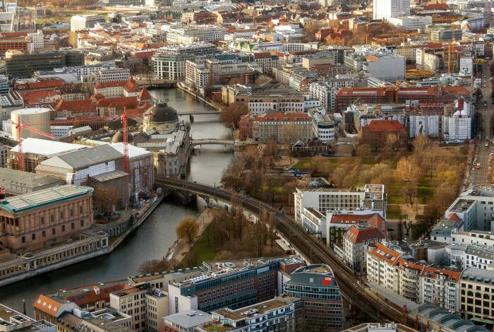 At the Spree river | Photo: Unsplash, Maria Krasnova