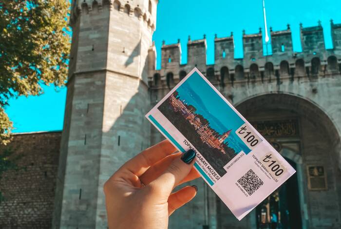 Entrance ticket to the palace | Photo: Unsplash, Ksenia Pavlenko
