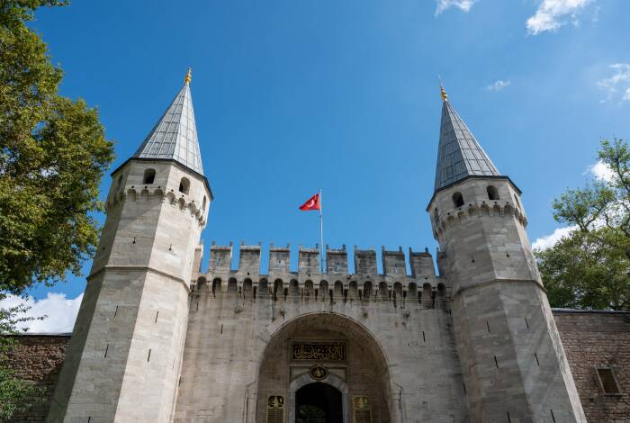 Gate to the Topkapi Palace | Photo: Unsplash, Haroon Ameer