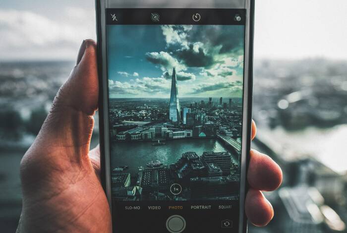Taking a picture of The Shard | Photo: Unsplash, Andrea De Santis