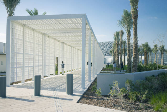 Eingang von der Promenade zum Louvre Abu Dhabi | Foto: Flickr, Drunkar - CC BY-NC-SA 2.0