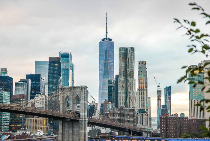 Die Brooklyn Bridge vor dem One World Trade Center | Foto: Unsplash, Ana Lanza