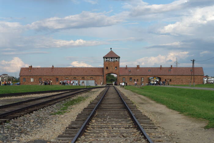 Auschwitz-Birkenau gate | Michel Zacharz AKA Grippenn CC BY-SA-2.5