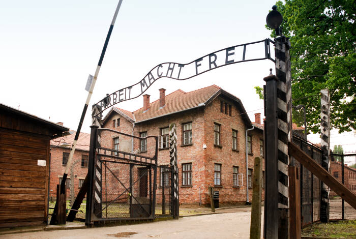 Auschwitz-Birkenau entrance | xiquinhosilva CC BY 2.0