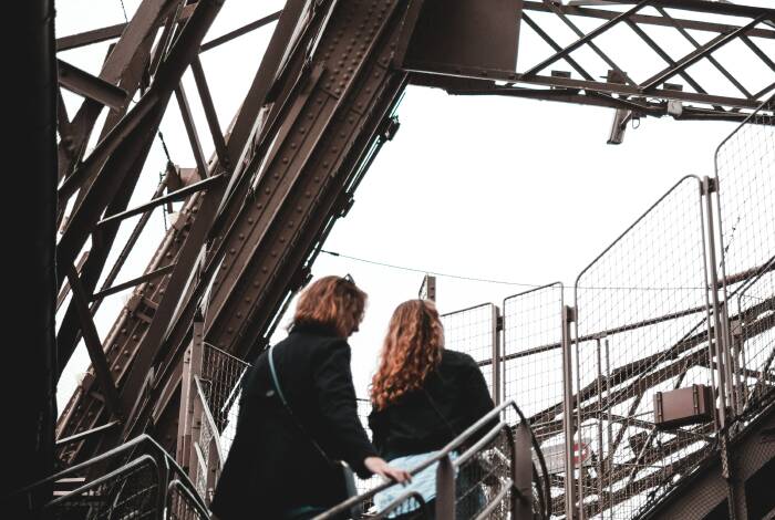 La scala che conduce al 2° piano della Torre Eiffel | Foto: Unsplash, Karl Hedin
