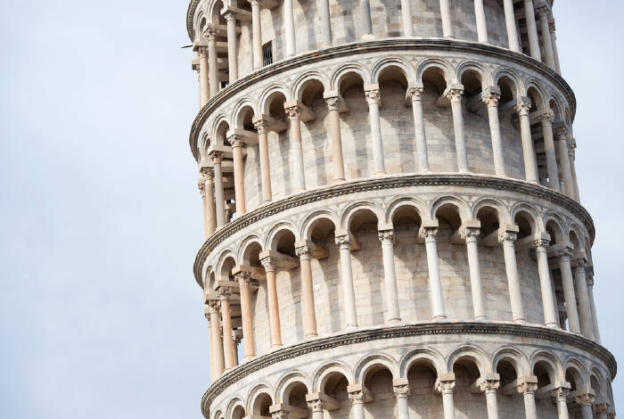 Primo piano della Torre pendente di Pisa | Foto: Unsplash, Larry Koester