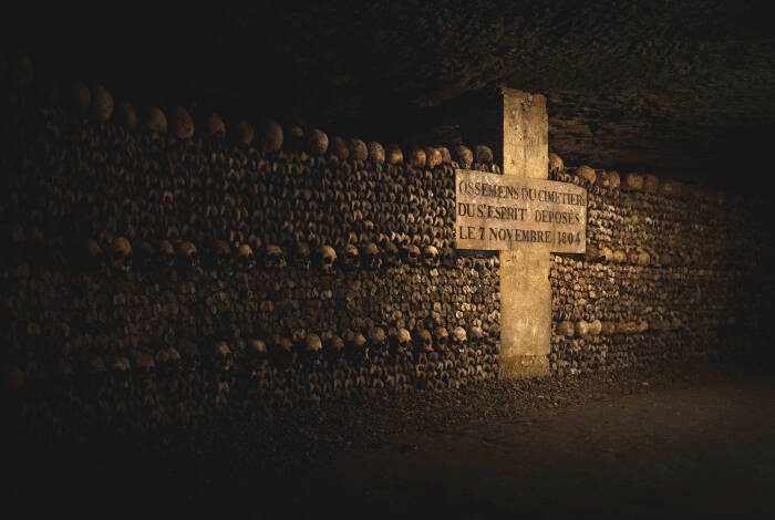 Ein Denkmal zwischen den Gebeinen | Foto: Unsplash, Liam McGarry