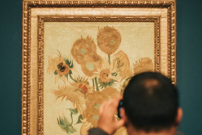 The painting "Fifteen Sunflowers in a Vase" (1888) | Unsplash: Jean Carlo Emer