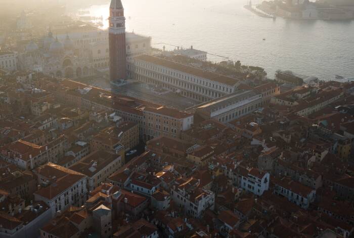 La Piazza San Marco vista dall'alto | Unsplash: Joshua Kettle