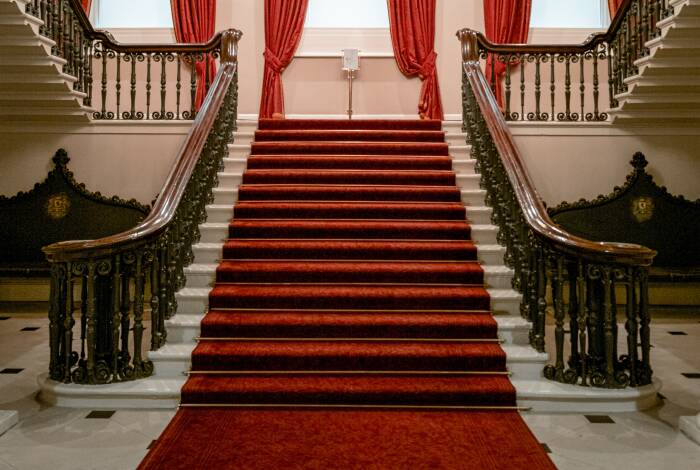 The staircase to the State Apartments | Photo: Unsplash, Gabriel Ramos