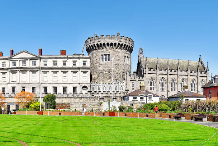 Dublin Castle with the Dubh Linn Garden | Photo: Unsplash, Ron Cogswell