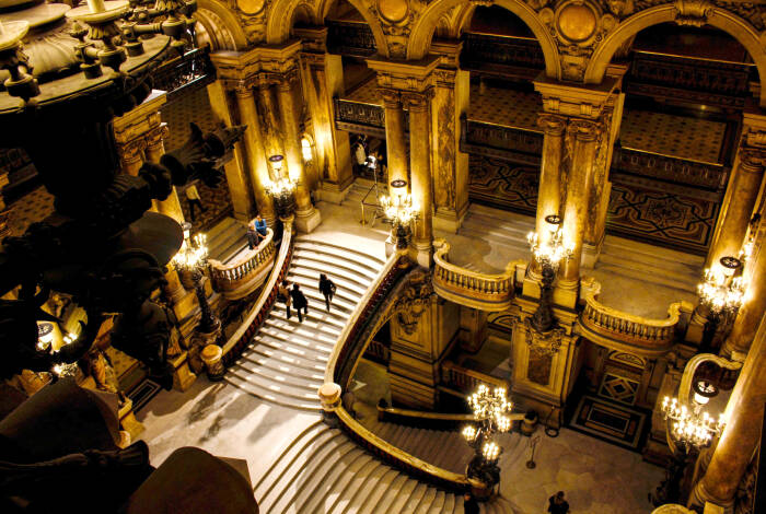 The Grand Staircase of the Opera | Photo: Unsplash, Laila Gebhard