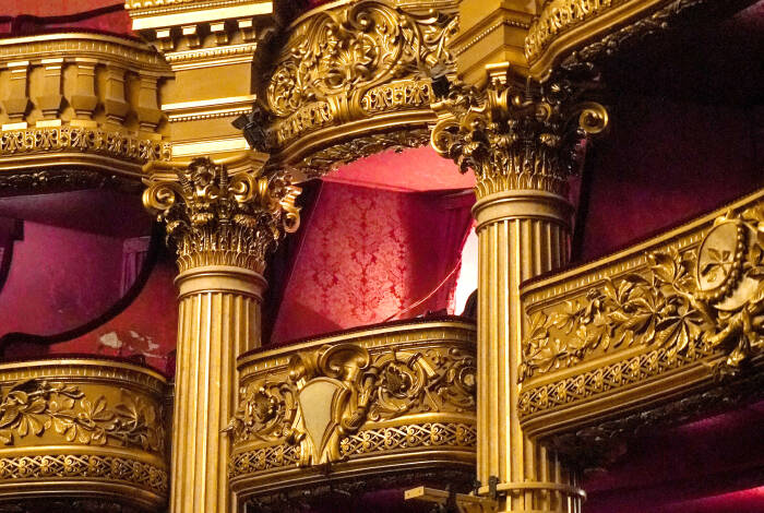 The boxes of the opera | Photo: Unsplash, Gio Almonte