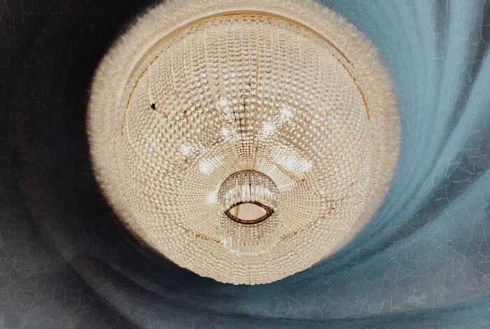 Selbst vor den Decken machte Gaudí keinen Halt | Foto: Unsplash, Laura Seidlitz