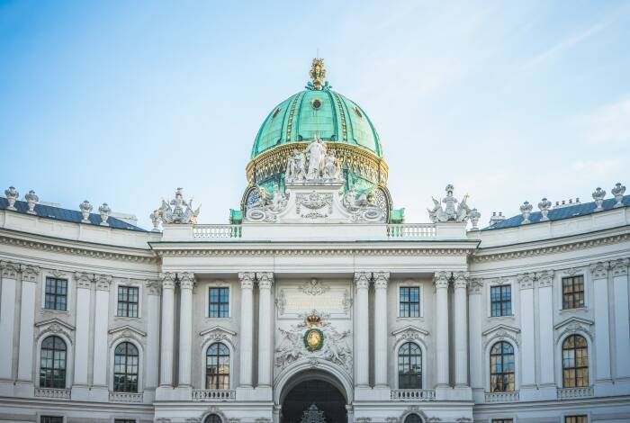 Im Inneren der Hofburg befindet sich die Hofreitschule | Unsplash: Leonhard Niederwimmer