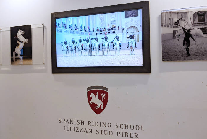 Im Eingang der Hofreitschule | Flickr: Kevin O'Brien - CC BY 2.0