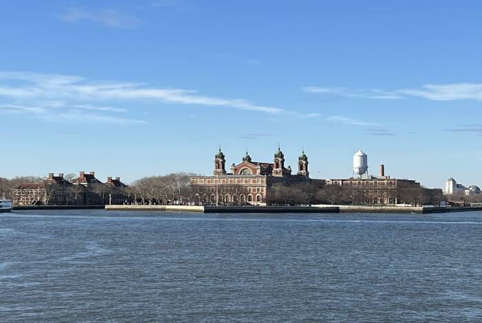 Veduta di Ellis Island dal traghetto | Foto: Hannah Gottlieb-Kettl