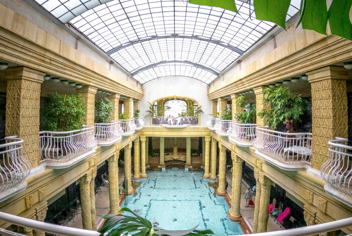 Eines der Becken im Innenbereich | Foto: Unsplash, Daniel Olah