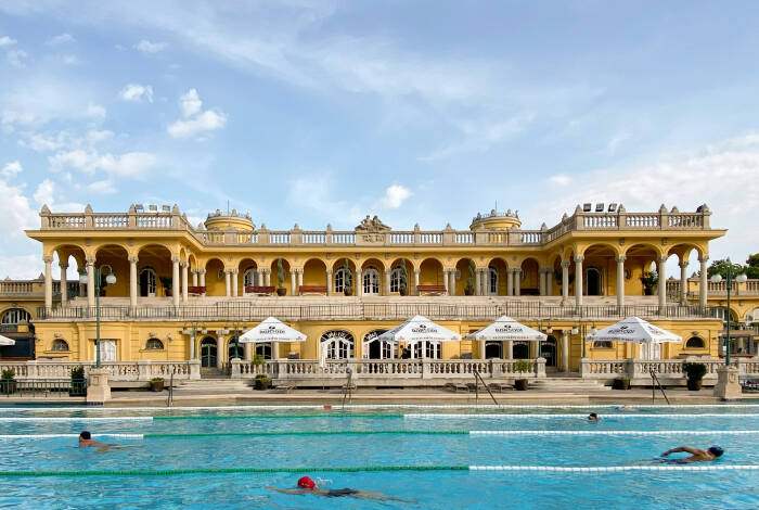 Im Széchenyi-Heilbad kann man auch Bahnen schwimmen | Foto: Unsplash, Linda Gerbec