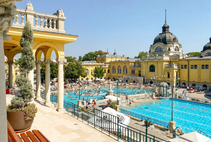 Das großzügige Schwimmareal | Foto: Unsplash, Linda Gerbec