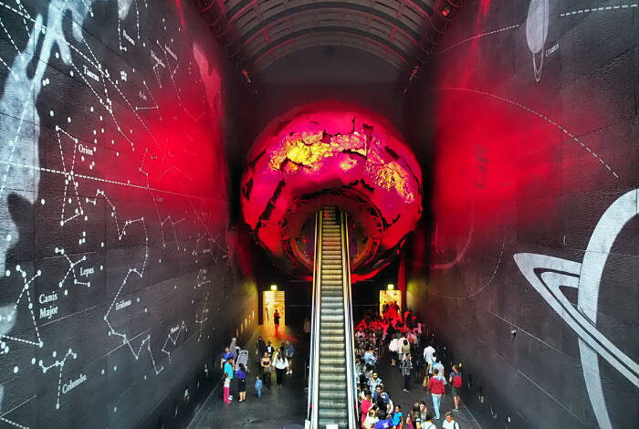 Escalator to Earth Hall | Flickr: Ungry Young Man CC-BY 2.0