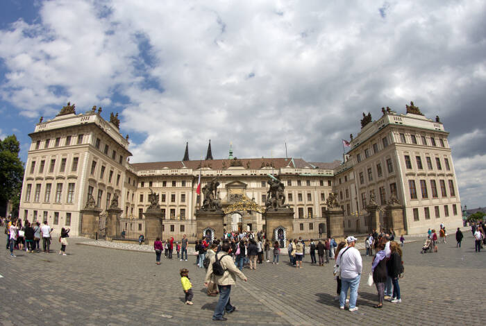 The entrance to Prague Castle | Flickr: Chris CC-BY 2.0