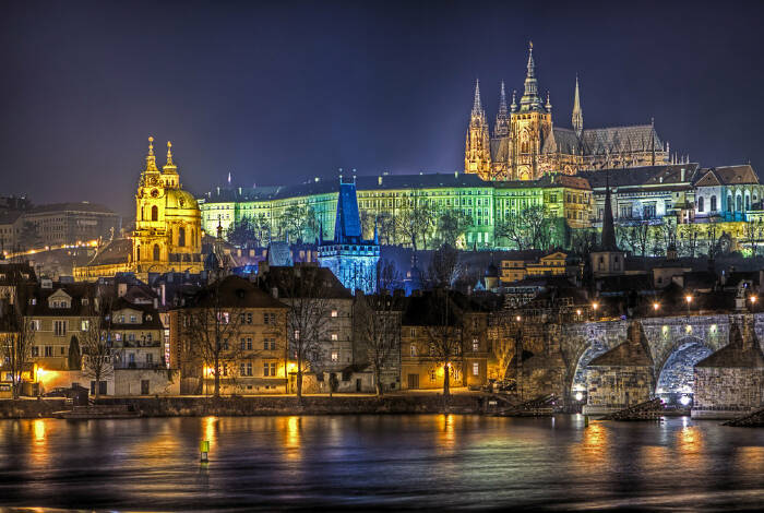 <i>Prague Castle</i> at night | Flickr: apple.white2010 CC-BY 2.0