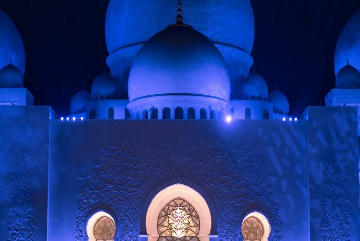 Quando la moschea brilla di blu | Foto: Unsplash, Andrea Cipriano