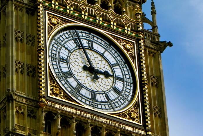 Primo piano dell'orologio con iscrizione | Unsplash: Marlon Maya