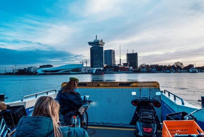Barca per la Torre A'DAM | Unsplash: Ruben Hanssen