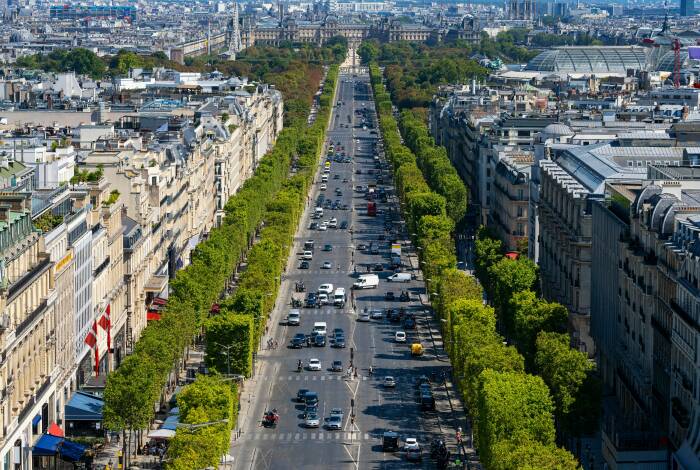 Die Champs-Élysées vom Triumpfbogen aus betrachtet mit Blick auf den Place de la Concorde | Unsplash: Getty Images