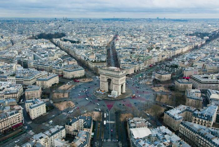 Der Place de l'Etoile mit der Champs-Élysées im Nord-Osten | Unsplash: Rodrigo Kugnharski