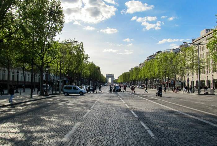 Champs-Élysées mit Arc de Triomphe | Unsplash: Daniela Paola Alchapar