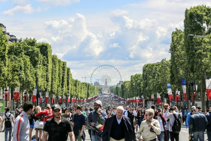 Die Champs-Élysées am Nationalfeiertag | Unsplash: Yiwen