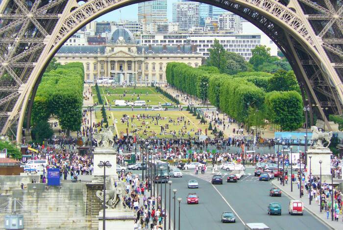 Alto traffico di visitatori alla Torre Eiffel | Unsplash: David Castellón