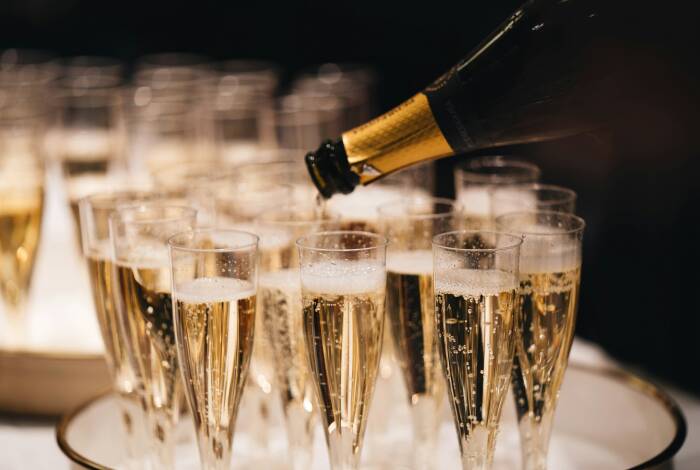 Champagne | Unsplash: Alexander Naglestad
