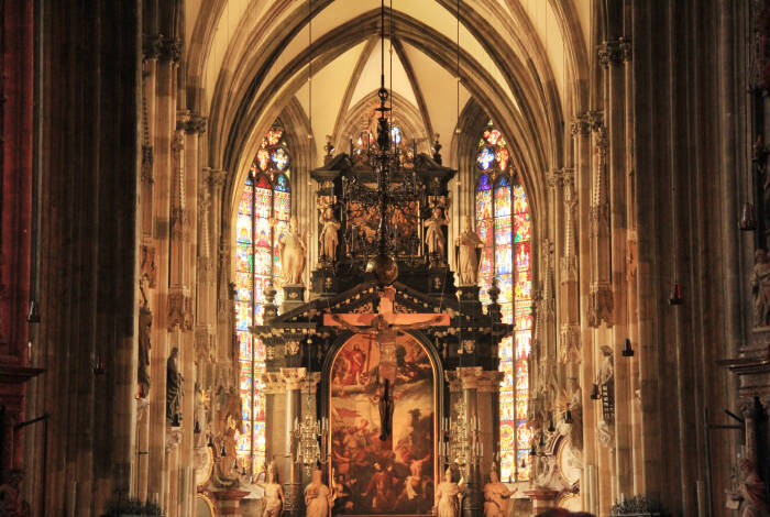 Before the altar of St. Stephen's Cathedral | Photo: Unsplash, Michela Simoncini
