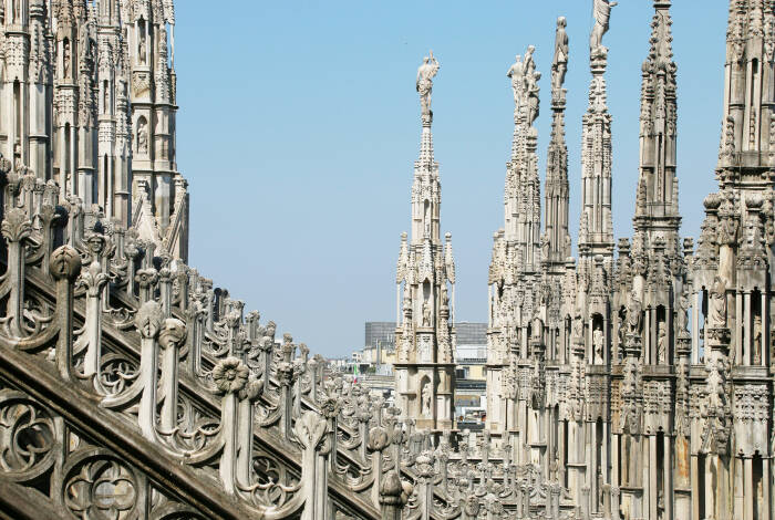 Le torri del duomo dominano la Piazza del Duomo | Foto: Unsplash, Alexander Liu