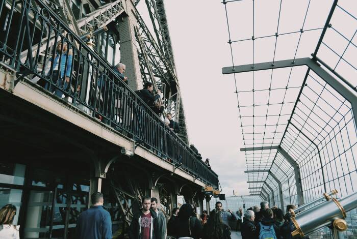 Besucher:innen am Eiffelturm | Unsplash