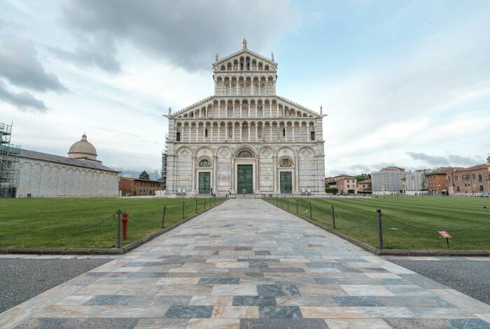L'ingresso del Duomo di Pisa con i tre portali di bronzo | Unsplash: Federico Di Dio Photography