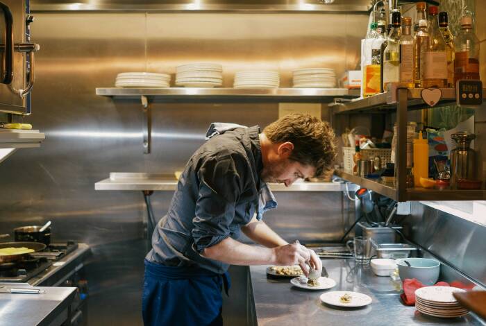 Il cuoco in cucina | Unsplash