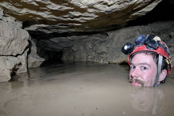 Cataphile in einem überschwemmten Tunnel | Flickr: Hugo Clément CC-BY-SA 2.0